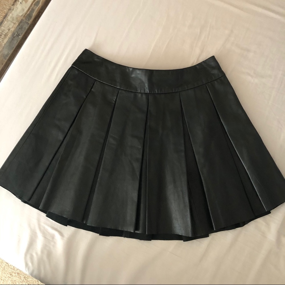 🖤Alice + Olivia pleated leather mini skirt